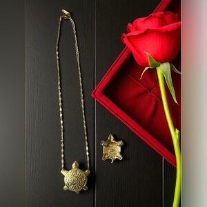 🐢 Vintage Jonnette (JJ) gold tone tortoise pendants, 2 different sizes, signed.